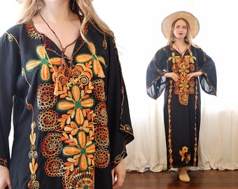 Vintage zwart oranje geborduurde lange kaftan jurk met engelenvleugelmouwen, boho Marokkaanse of Mexicaanse folkstijl