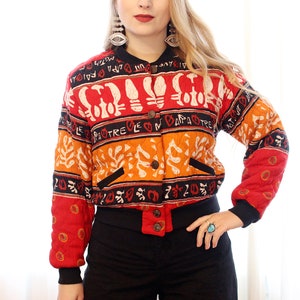 Vintage 1990s Carole Little rot schwarz orange Folk Print gesteppte, gepolsterte, bauchfreie Bomberjacke im Retro-Boho-Stil