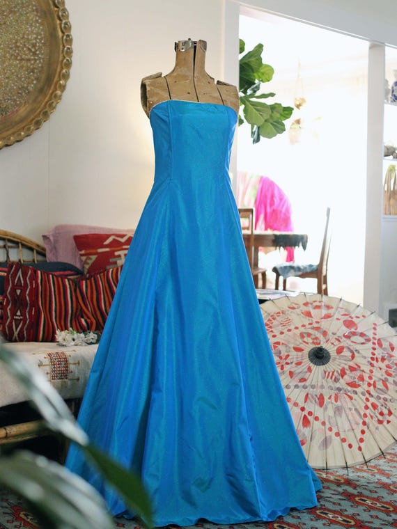 jessica mcclintock prom dresses 2000s Early 2000s Jessica McClintock lace strapless dress. How cute is this for grad? Or a nontraditional wedding dress? Or even to grab cocktails this weekend! Fits a size small Get all the