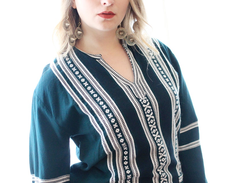 Vintage woven folk blouse top embroidered longsleeve forest green white pockets hippie boho ethnic style Guatemalan style