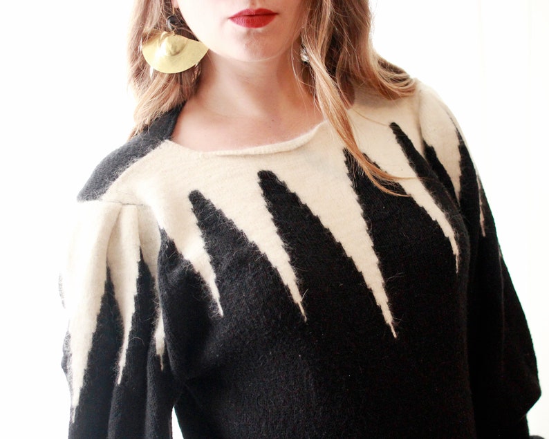 Vintage 1980s Geo novelty icicle chevron spike Tim Burton Nightmare Before Christmas print black cream white puff sleeve sweater dress 80s