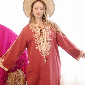 Vintage zwaar geweven zijde Marokkaanse stijl diep zalm mauve roze geborduurde knoophals lange mouwen boho kaftan volksjurk