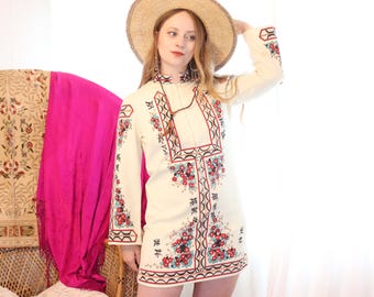Vintage 1960s cream retro Hawaiian inspired folk print long sleeve high neck zip front mini dress 60s Alfred Shaheed style