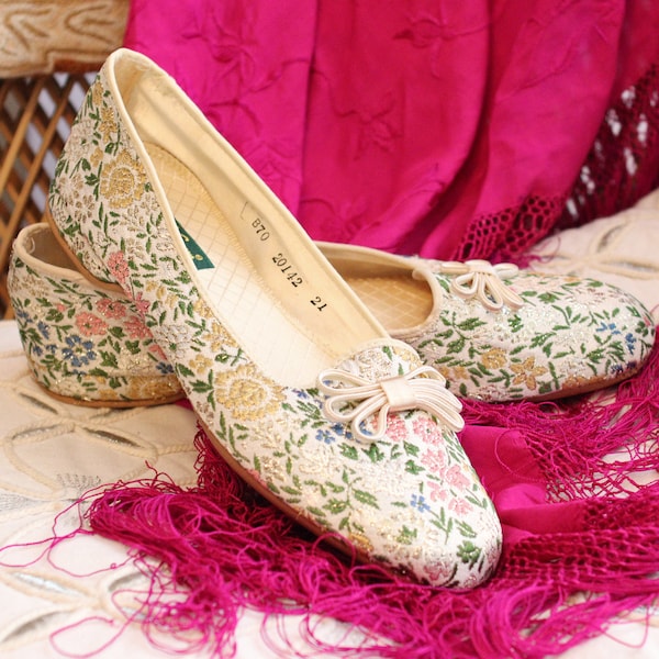 Vintage 1960s DANIEL GREEN cream metallic gold floral Jacquard Tapestry embroidered house slippers