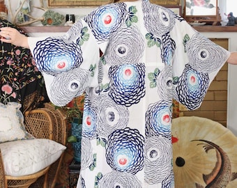 Yukata japonesa vintage de algodón blanco, bata kimono larga con estampado floral folclórico en rojo y azul, estilo boho boudoir cosplay.