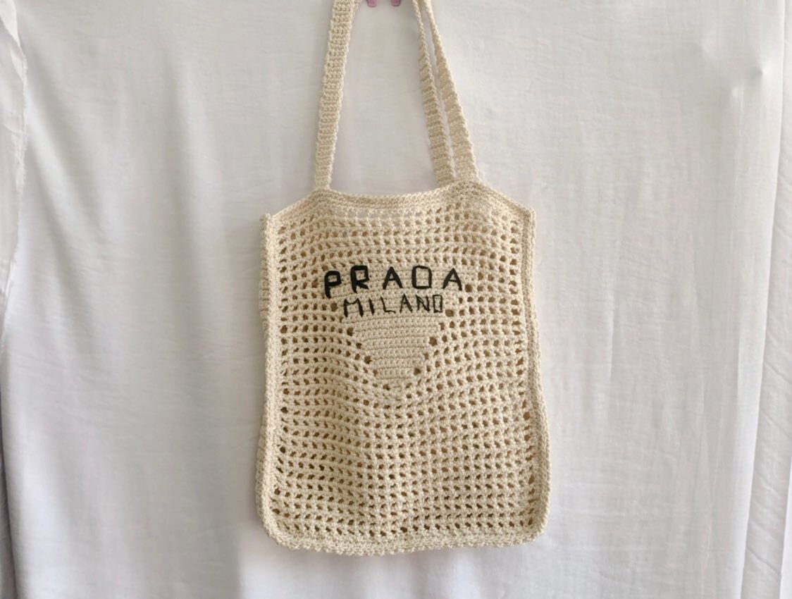 Actualizar 59+ imagen knitted prada bag Abzlocal.mx