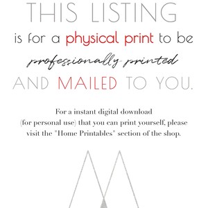 K&ouml;nnte beinhalten: Text&uuml;berlagerung auf wei&szlig;em Hintergrund, die lautet "THIS LISTING is for a physical print to be professionally printed AND MAILED TO YOU." Unter dem Text befindet sich eine graue Dreiecksform mit zwei nach oben verlaufenden grauen Linien, die eine Bergform bilden.