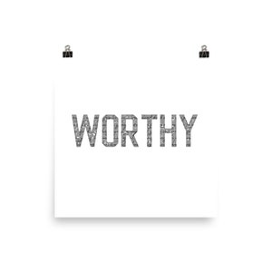 K&ouml;nnte beinhalten: Ein wei&szlig;er Hintergrund mit dem Wort "WORTHY" in gro&szlig;en, grauen Blockbuchstaben. Die Buchstaben bestehen aus einem Muster aus kleineren, grauen Buchstaben.