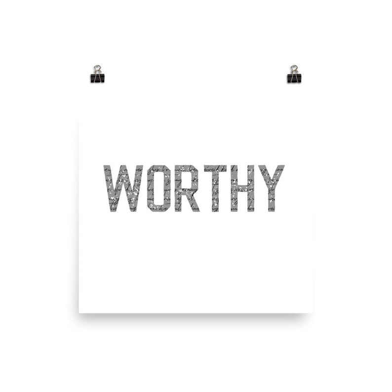 K&ouml;nnte beinhalten: Ein wei&szlig;er Hintergrund mit dem Wort "WORTHY" in gro&szlig;en, grauen Blockbuchstaben. Die Buchstaben bestehen aus einem Muster aus kleineren, grauen Buchstaben.