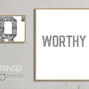 K&ouml;nnte beinhalten: Zwei gerahmte Drucke mit dem Wort "WORTHY" in gro&szlig;en grauen Buchstaben. Die Buchstaben bestehen aus kleineren grauen Buchstaben. Die kleineren Buchstaben sind etwas verschwommen, aber sie scheinen handgeschrieben zu sein.