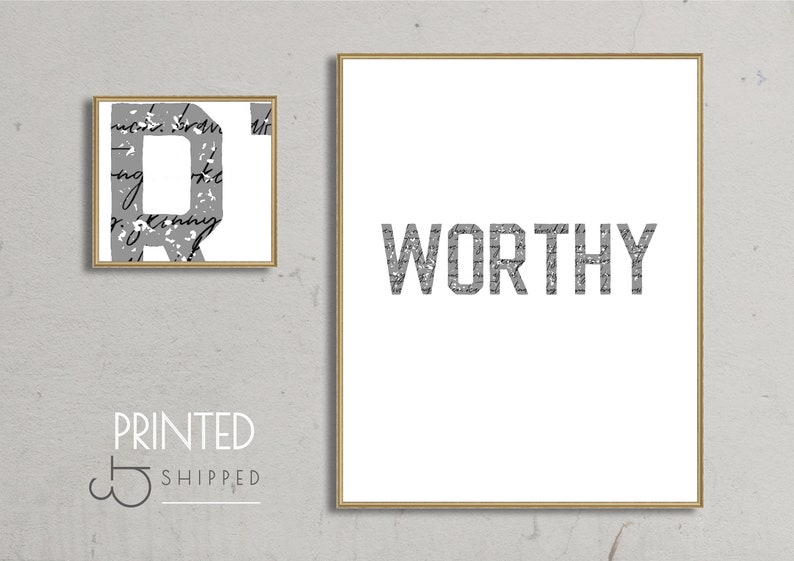 K&ouml;nnte beinhalten: Zwei gerahmte Drucke mit dem Wort "WORTHY" in gro&szlig;en grauen Buchstaben. Die Buchstaben bestehen aus kleineren grauen Buchstaben. Die kleineren Buchstaben sind etwas verschwommen, aber sie scheinen handgeschrieben zu sein.