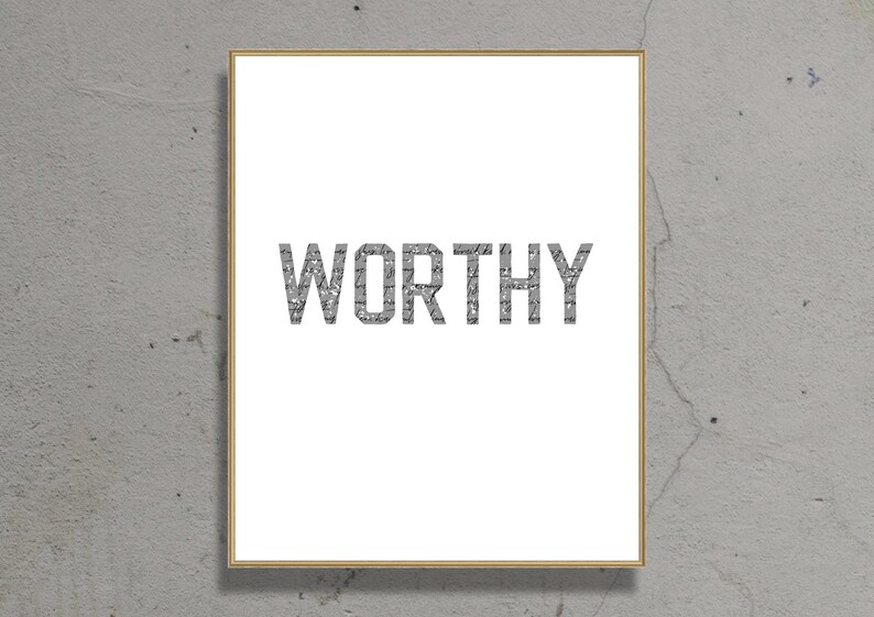 K&ouml;nnte beinhalten: Ein gerahmter Druck mit dem Wort "WORTHY" in gro&szlig;en, fetten, grauen Buchstaben auf wei&szlig;em Hintergrund.