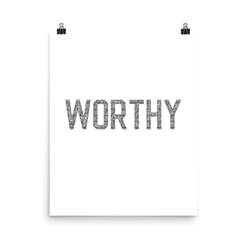 K&ouml;nnte beinhalten: Ein wei&szlig;er Poster mit dem Wort "WORTHY" in grauen Buchstaben gedruckt. Die Buchstaben bestehen aus einem Muster aus kleinen, grauen Quadraten.