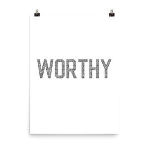 K&ouml;nnte beinhalten: Ein wei&szlig;er Poster mit dem Wort "WORTHY" in grau gedruckt. Die Buchstaben bestehen aus einem Muster aus winzigem grauem Text.