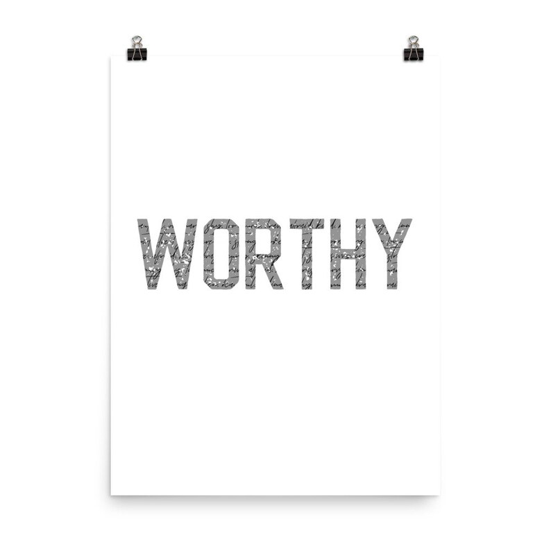 K&ouml;nnte beinhalten: Ein wei&szlig;er Poster mit dem Wort "WORTHY" in grau gedruckt. Die Buchstaben bestehen aus einem Muster aus winzigem grauem Text.