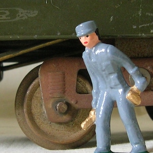 Ingeniero de trenes modelo con herramientas, maqueta de tren en escala G/calibre estándar, reproducción pintada a mano de una figura de juguete vintage