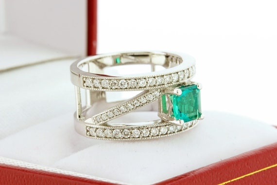 Vibrant green Emerald and white diamonds custom v… - image 3