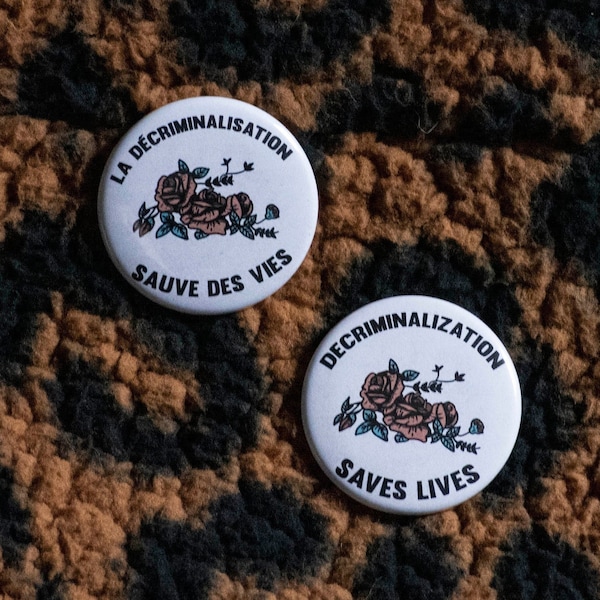 Recettes reversées à Chez Stella - Épingle/Badge 1 1/2 pouce - La décriminalisation sauve des vies, en Français ou en anglais - Sex Workers Rights