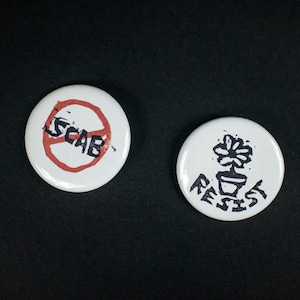 2-Pack d'épingles à tampon linocut Pro-Worker - Pack de boutons arrière d'épingle de 1 1/4 pouce - 2 épingles pro-worker de l'artiste montréalaise Tricia Robinson - Pro Union