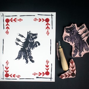 Impressão de linogravura de lobo - impressão de linogravura esculpida à mão 8x10, estampada à mão em cartolina - impressão de linogravura estilo tatuagem de flecha de lobo