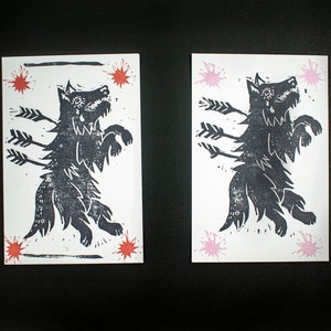 Mini impressão de linogravura de lobo - impressão de linogravura esculpida à mão 4x6, estampada em cartolina - impressão de linogravura estilo tatuagem de flecha de lobo - 2 opções de cores