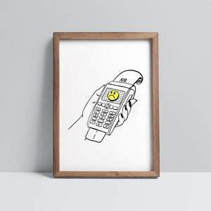Könnte beinhalten: Eine Schwarzweiß-Zeichnung einer Hand, die ein Kartenlesegerät mit einem traurigen Emoji auf dem Bildschirm hält. Der Beleg lautet "NEIN".