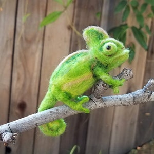 100% hand felted realistic wool valid chameleon sculpture,gift idea