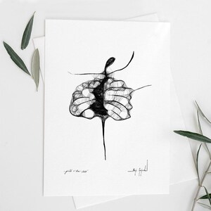 Zwart-wit grafische kunst - dansend meisje, minimalistische tekening, inkttekening, zwart-wit kunst, inktkunst, vrouwelijke poster, aquarel