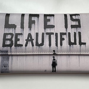 Billetera de mujer Cartera banksy vida es hermosa billetera de graffiti billetera beige Accesorios de arte callejero Bolso de las mujeres Regalos frescos para ella