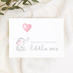 Simpatico biglietto di benvenuto per bambini rosa pastello con un adorabile elefantino che tiene un palloncino a forma di cuore - scheda di download digitale