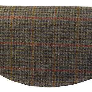 Puede incluir: Primer plano de una tela de tweed marrón, verde y roja con un patrón a cuadros.