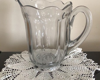 Jarra de cristal vintage con asa y base de borde festoneado ~ Cocina rústica