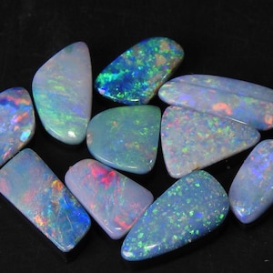 Opale australiano doppietto multi appariscente fuoco liscio cabochon lotto 10 pezzi 6-11 mm di lunghezza circa per la creazione di gioielli all'ingrosso MS-21