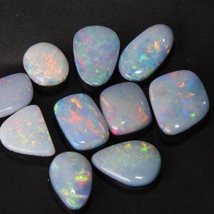 Opale australiano doppietto multi appariscente fuoco liscio cabochon lotto 10 pezzi 6-9 mm di lunghezza circa per la creazione di gioielli MS-28