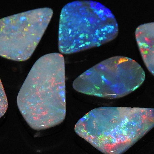 RARE !! OPALE NOIRE ET MULTICOLORE D'ETHIOPIE : 1,50 CARAT