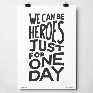 Op de afbeelding: Zwart-wit typografieposter met de tekst "We can be heroes just for one day".