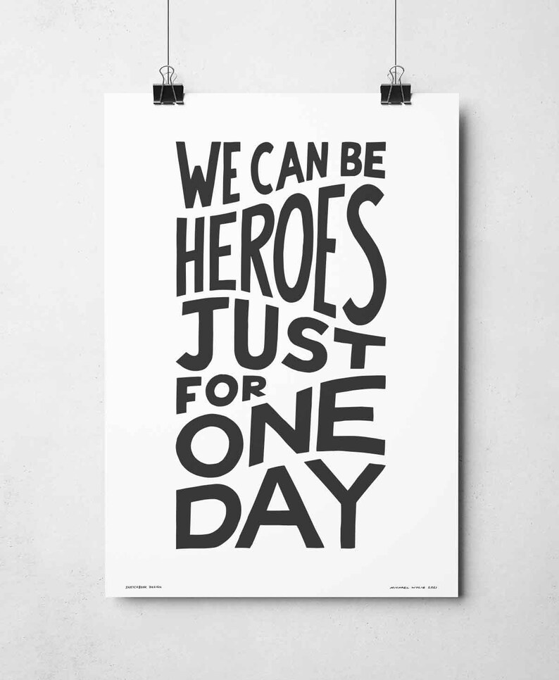 Op de afbeelding: Zwart-wit typografieposter met de tekst "We can be heroes just for one day".