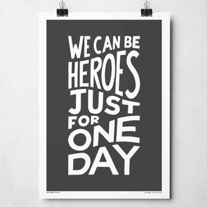 Op de afbeelding: Een zwart-wit typografieposter met de tekst "We can be heroes just for one day".