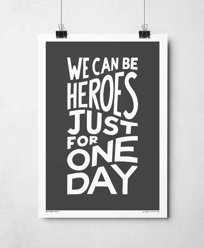Op de afbeelding: Een zwart-wit typografieposter met de tekst "We can be heroes just for one day".