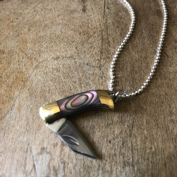 Mini collier de couteau de poche pliant miniature en coquille d'ormeau - breloque et chaîne - lame en acier inoxydable 5/8" style vintage
