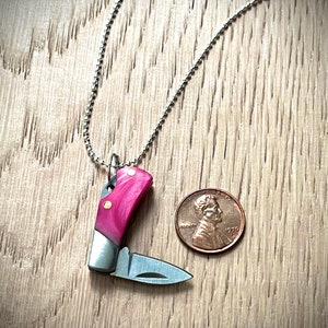 Collar con navaja de bolsillo plegable en miniatura con perla rosa, dije y cadena, hoja de acero inoxidable de 5/8" estilo vintage