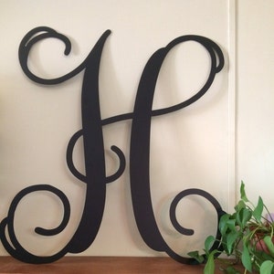 Colgador de pared o puerta con monograma metálico de una sola letra grande. Decoración personalizada para el hogar, regalo de boda, Día de la Madre, dama de honor, cumpleaños, regalo para anfitriona.
