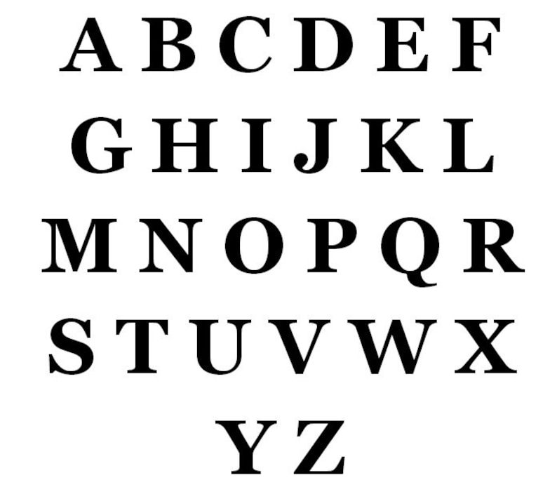 Pu&ograve; includere: Immagine in bianco e nero dell'alfabeto inglese in un carattere grassetto, sans-serif.