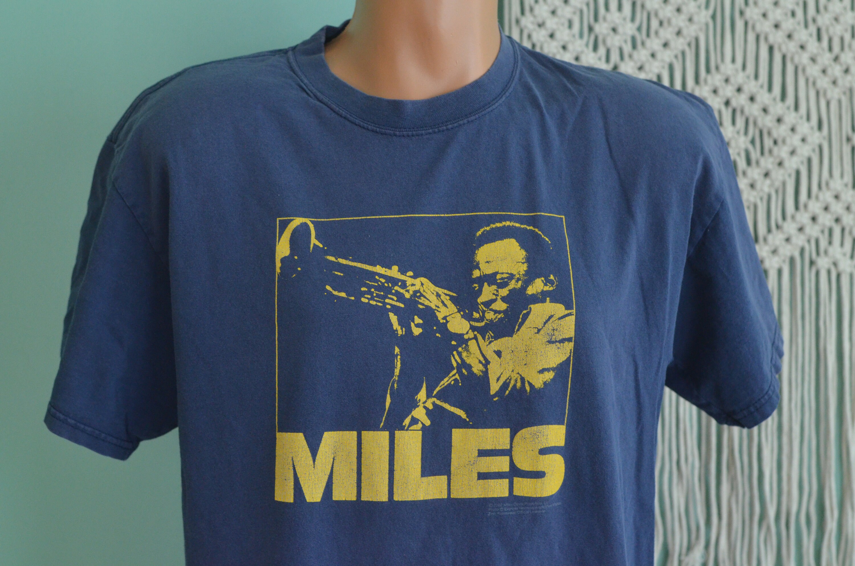 Vintage 00s T-shirt Miles Davis Trumpeter Jazz Musician DISTRESSED 