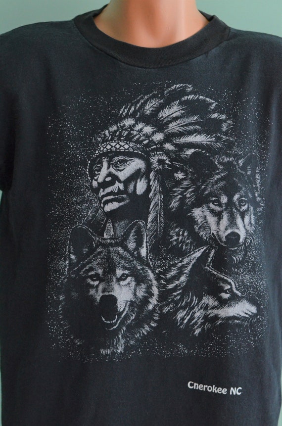 Vintage 90s T-Shirt Native American and Wolves Che