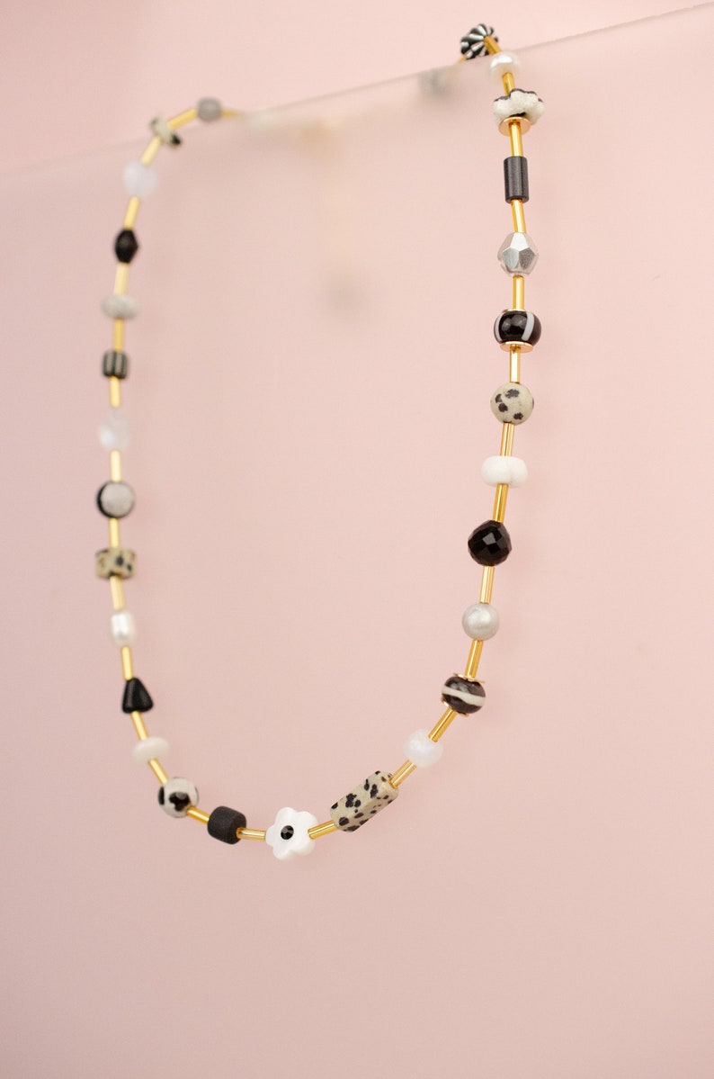 Collier de perles noir et blanc, collier noir et blanc, collier de perles d'automne, collier de perles de fleurs, collier neutre, collier noir image 5
