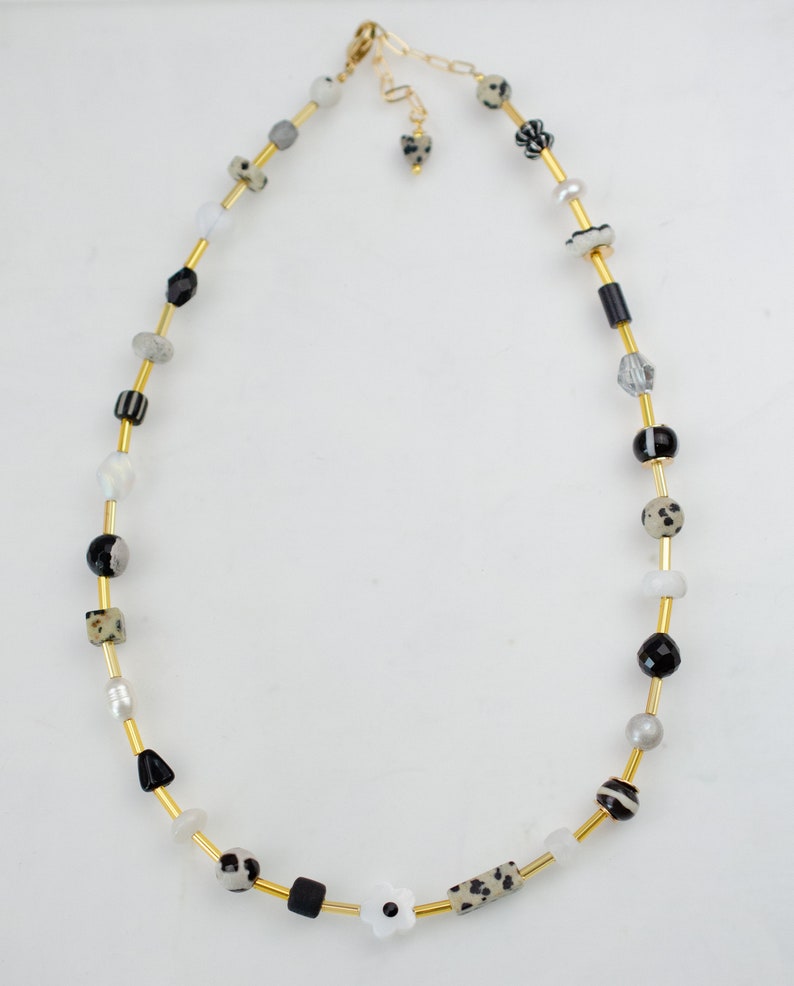 Collier de perles noir et blanc, collier noir et blanc, collier de perles d'automne, collier de perles de fleurs, collier neutre, collier noir image 7