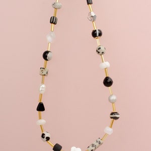 Collier de perles noir et blanc, collier noir et blanc, collier de perles d'automne, collier de perles de fleurs, collier neutre, collier noir image 3
