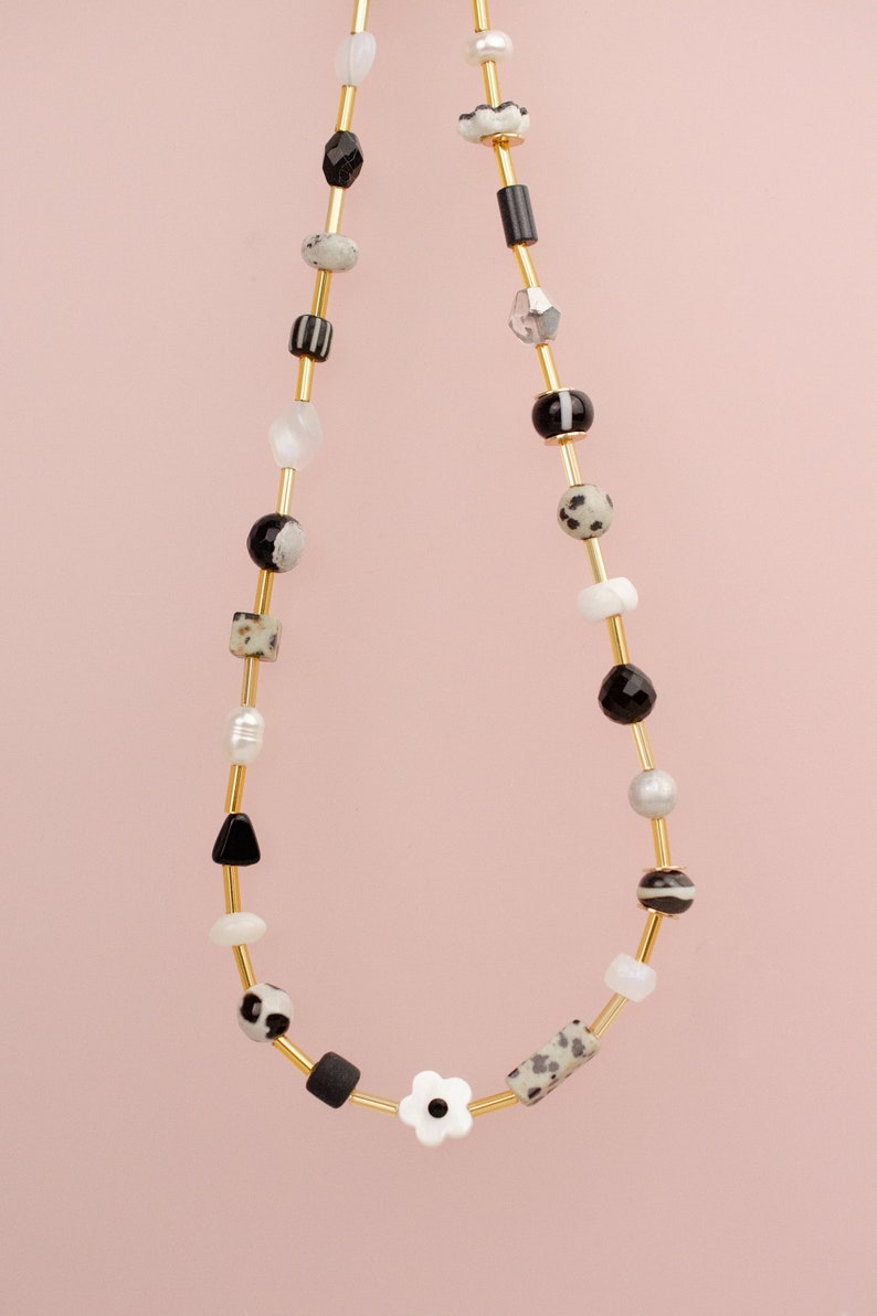 Collier de perles noir et blanc, collier noir et blanc, collier de perles d'automne, collier de perles de fleurs, collier neutre, collier noir image 3