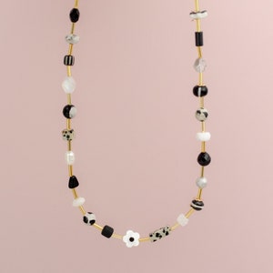 Collier de perles noir et blanc, collier noir et blanc, collier de perles d'automne, collier de perles de fleurs, collier neutre, collier noir image 1